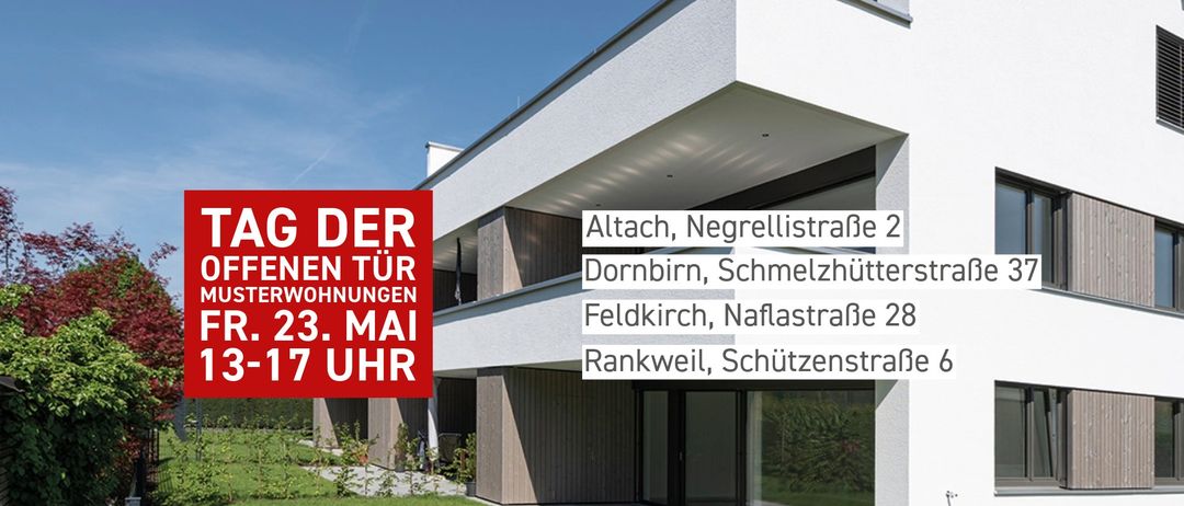 Ein modernes weißes Gebäude mit Glastüren und Balkonen. Ein roter Banner auf der linken Seite steht für 'AG der' und 'Offenes Haus'. Adresse und Datum sind auf dem Banner angegeben.