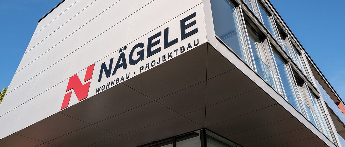 Bild enthält, Architecture, Building, Office Building, Indoors, Interior Design, Outdoors, Shelter, Logo, Hospital, Convention Center