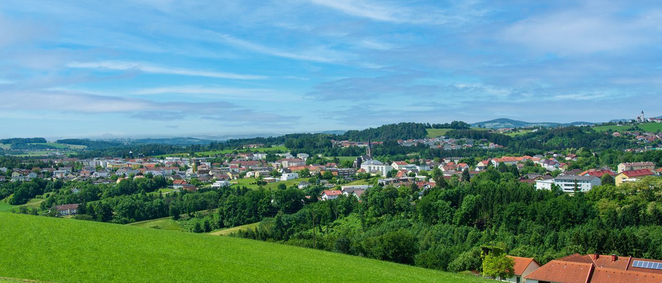 Bild enthält, Outdoors, Nature, Cityscape, Landscape, Countryside, Scenery, Horizon, Sky, Tree, Vegetation
