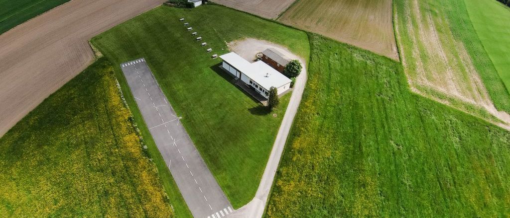 Bild enthält, Architecture, Building, Outdoors, Countryside, Nature, Rural, Farm, Aerial View