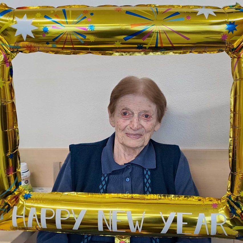 Bild enthält, Adult, Female, Person, Woman, Photo Frame