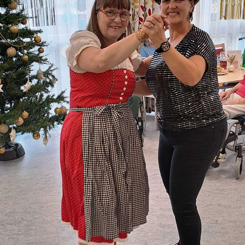 Bild enthält, Adult, Female, Person, Woman, Clothing, Skirt