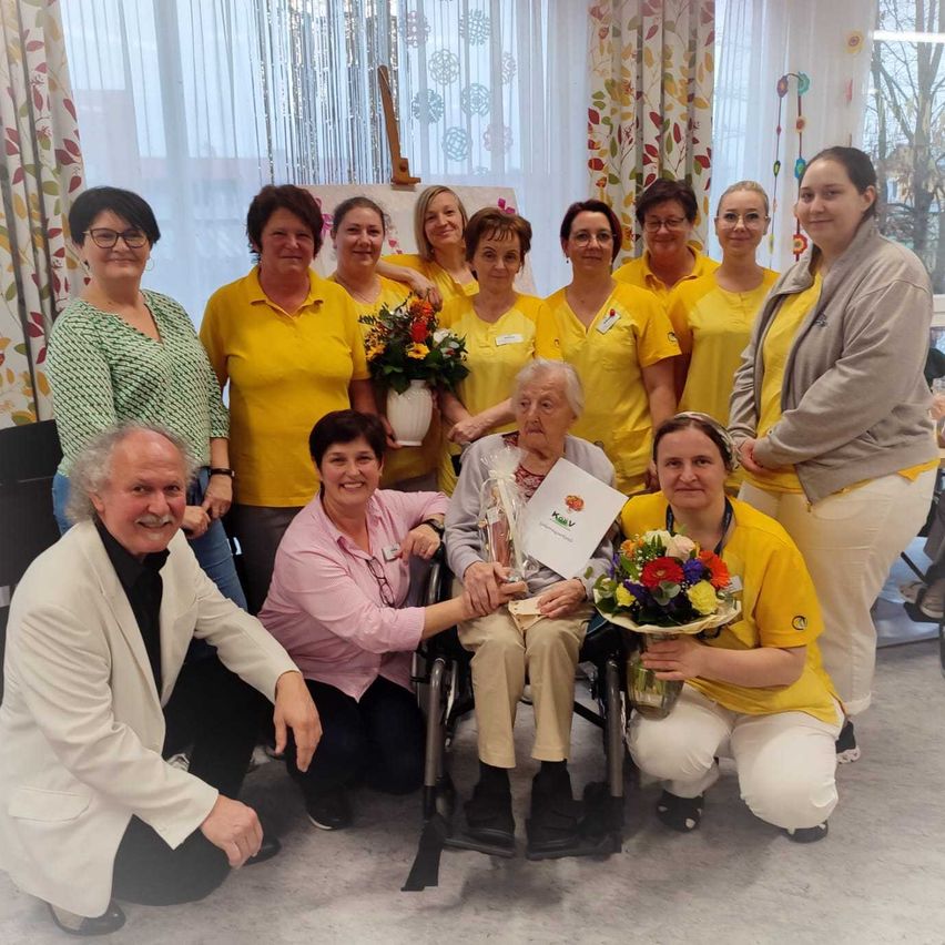 Bild enthält, People, Person, Adult, Female, Woman, Flower Arrangement, Flower Bouquet, Male, Man, Groupshot