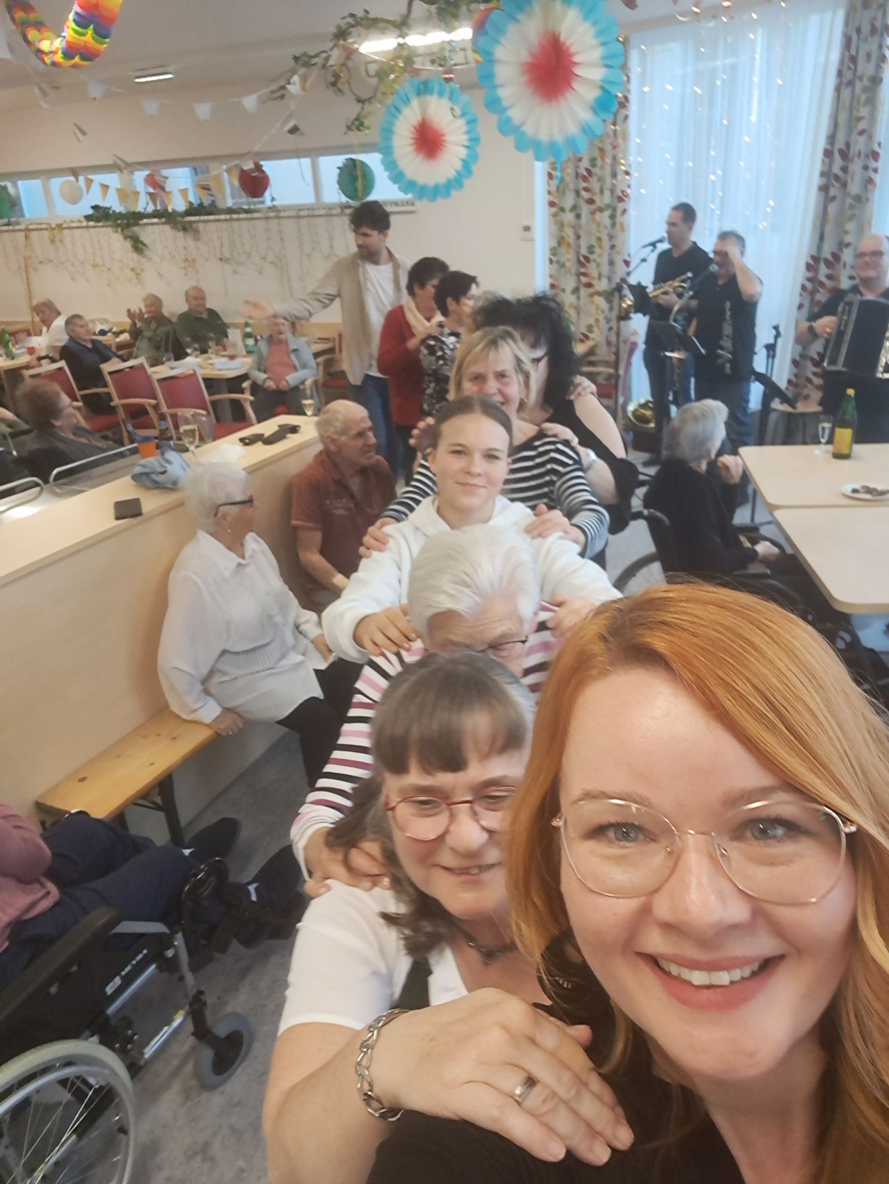 Bild enthält, Person, Portrait, Glasses, Restaurant, Adult, Female, Woman, People, Male, Man