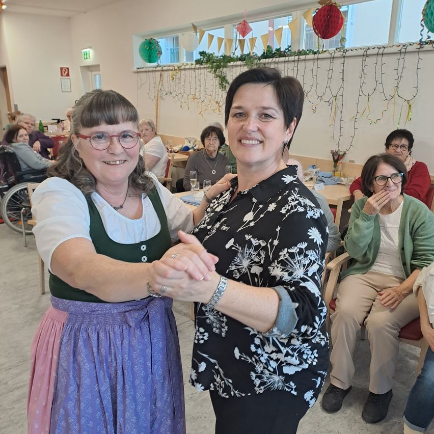 Bild enthält, Blouse, Adult, Female, Person, Woman, Photography, Portrait, Dress, People, Pants