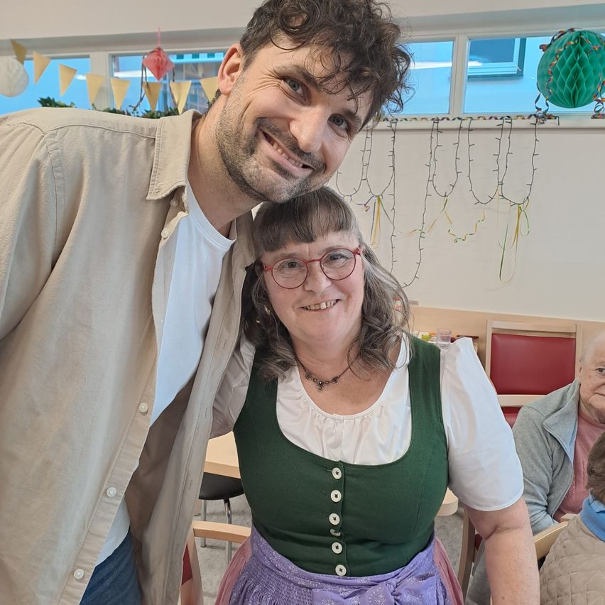 Bild enthält, Blouse, Face, Person, Portrait, Couch, Linen, Glasses, Pants, People, Dress