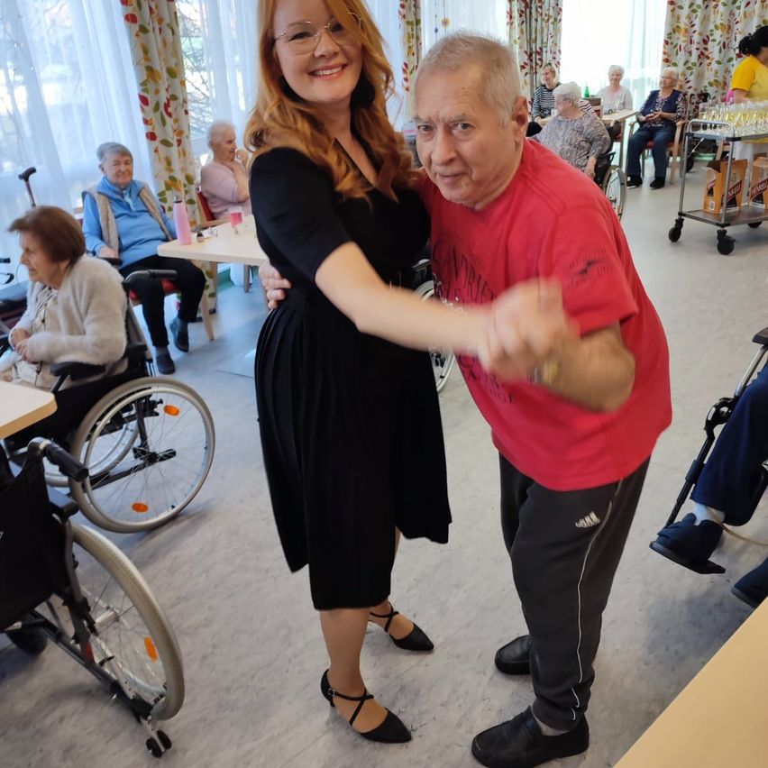 Bild enthält, Person, Photography, Portrait, Furniture, Adult, Female, Woman, People, Male, Man