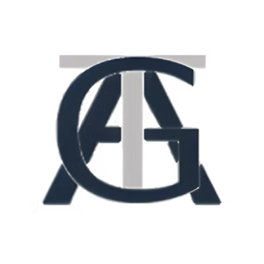 Das Bild zeigt ein stilisiertes Monogramm-Logo mit den Buchstaben 'A' und 'G' in einem kreisförmigen Design, dargestellt in Blau und Weiß.