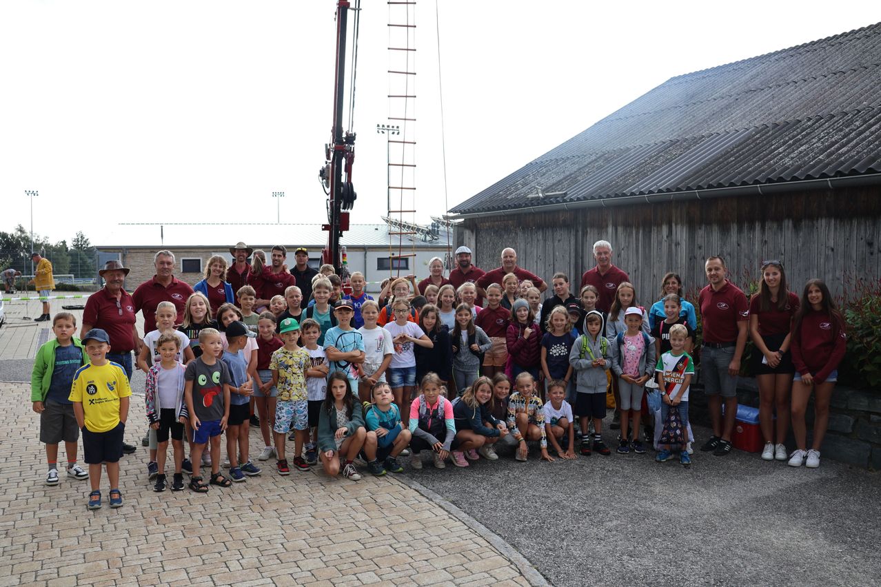 Bild enthält, Clothing, Shorts, People, Person, Footwear, Shoe, Pants, Face, Head, Outdoors