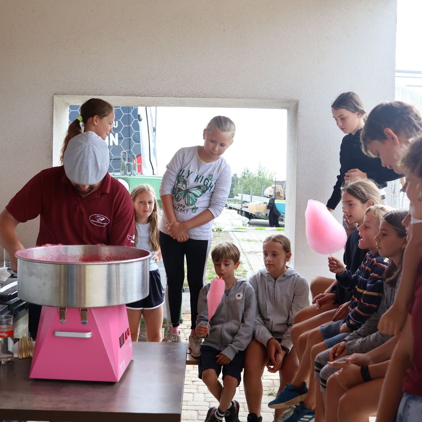 Bild enthält, People, Person, Boy, Child, Male, Shoe, Adult, Female, Woman, Shorts