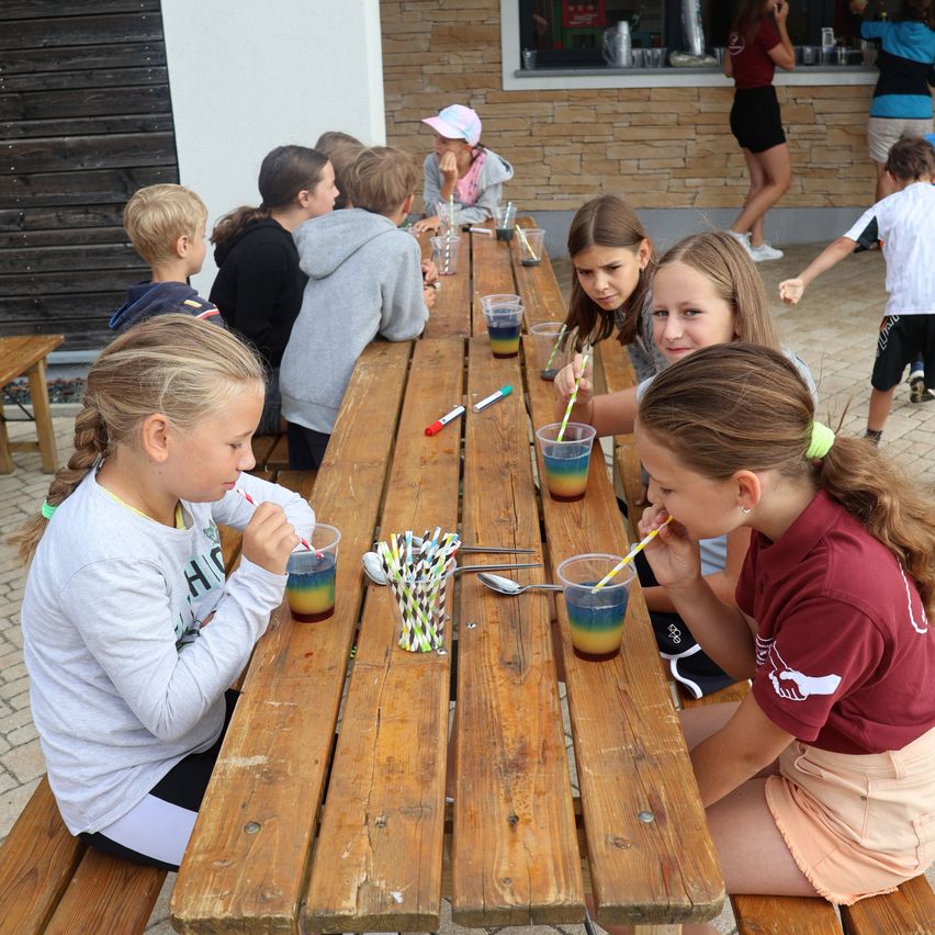 Bild enthält, Plywood, Wood, Hardwood, Restaurant, Dining Table, Table, Cafeteria, Person, Boy, Child