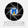 Das Logo des Fotoclub Frauental A.D. Lassnitz zeigt ein goldenes Kreuz und eine Kuppel in einem blauen Schild mit gelben Sternen, umgeben von einer schwarzen Kamerablende auf weißem Hintergrund.