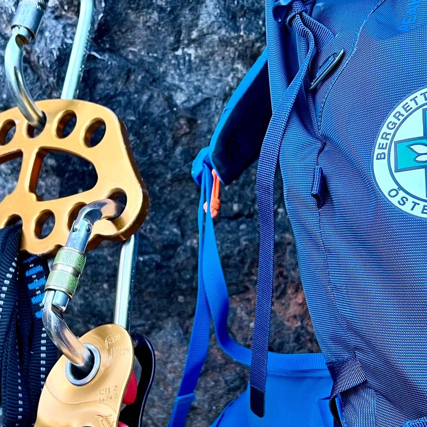 Bild enthält, Bag, Backpack, First Aid