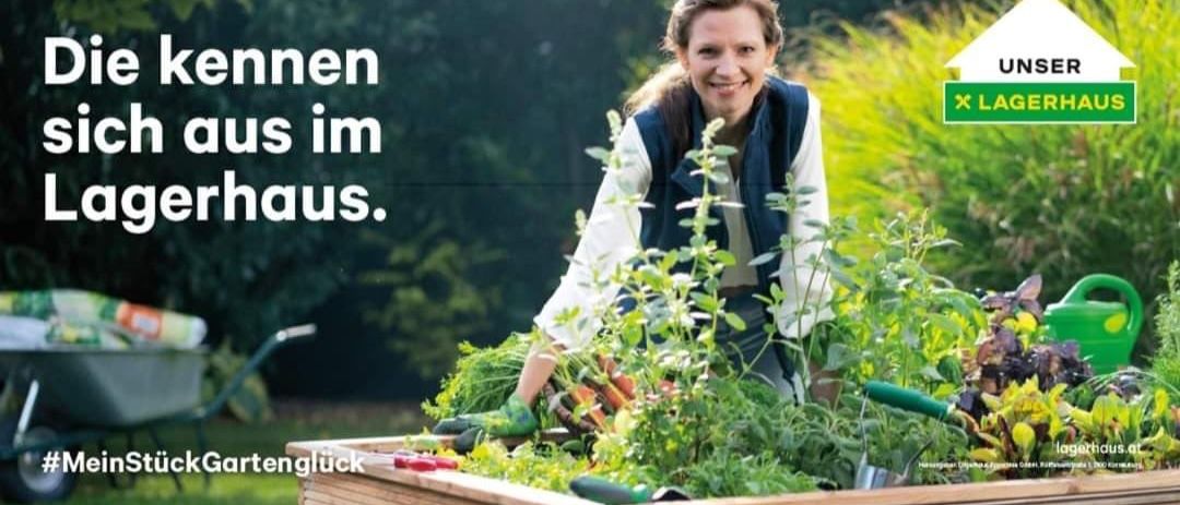 Eine Frau, die in einem Hochbeet gärtnert, trägt eine Weste und Handschuhe. Der Text 'kennen aus im erhaus' ist oben links überlagert.