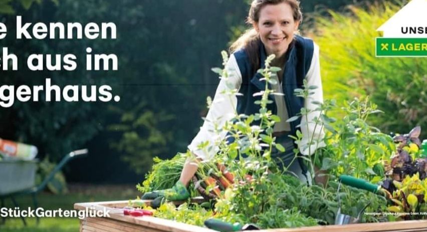 Eine Frau, die in einem Hochbeet gärtnert, trägt eine Weste und Handschuhe. Der Text 'kennen aus im erhaus' ist oben links überlagert.