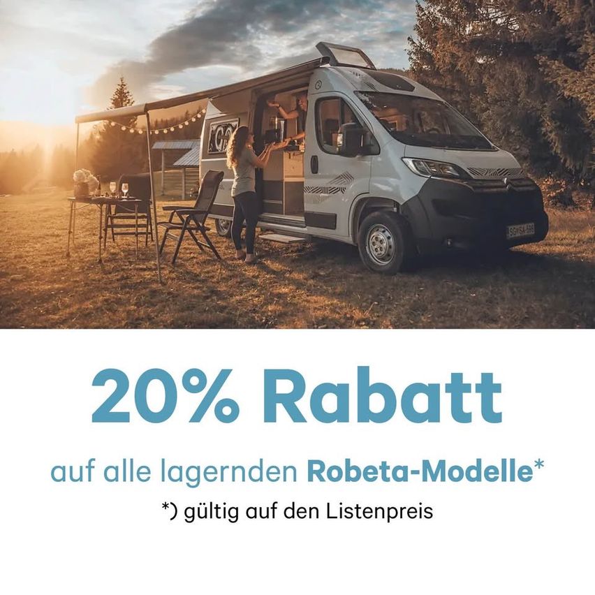 Ein weißer Campingbus auf einem Grasfeld mit Vordach. Eine Frau steht an der offenen Tür. Der Text lautet: 20% Rabatt auf alle lagernden Robeta-Modelle.