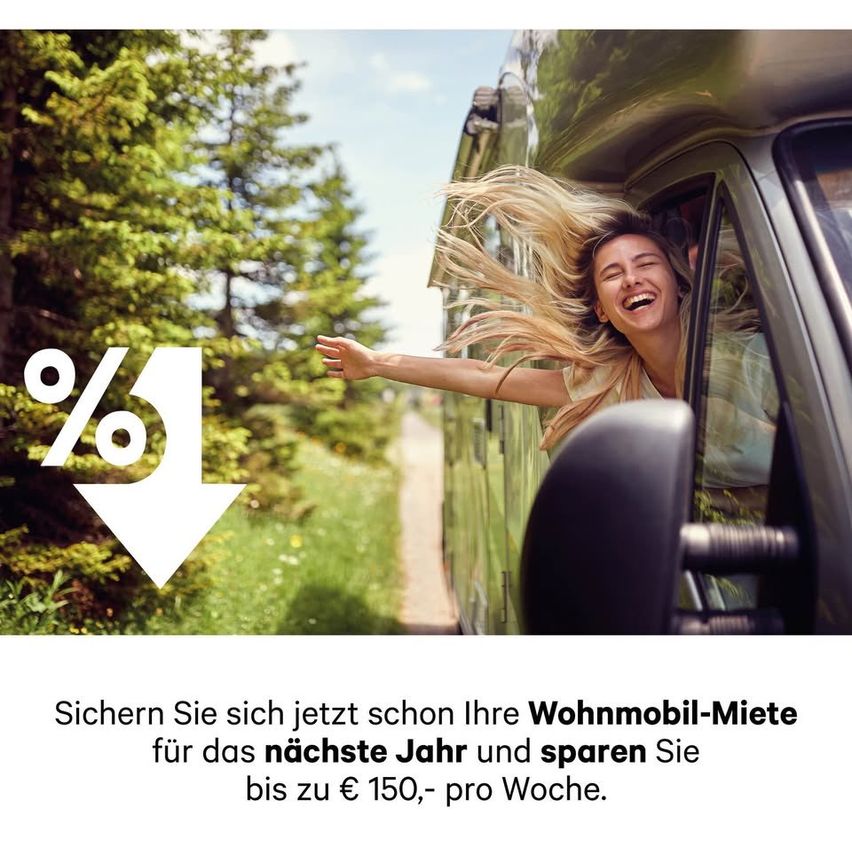 Eine lächelnde Frau schaut aus dem Fenster eines Wohnmobils. Der Text lautet: 'Sichern Sie sich jetzt schon Ihre Wohnmobil-Miete für das nächste Jahr und sparen Sie bis zu € 150 pro Woche.'