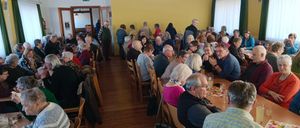 Bild enthält, People, Person, Cafeteria, Indoors, Restaurant, Adult, Female, Woman, Male, Man