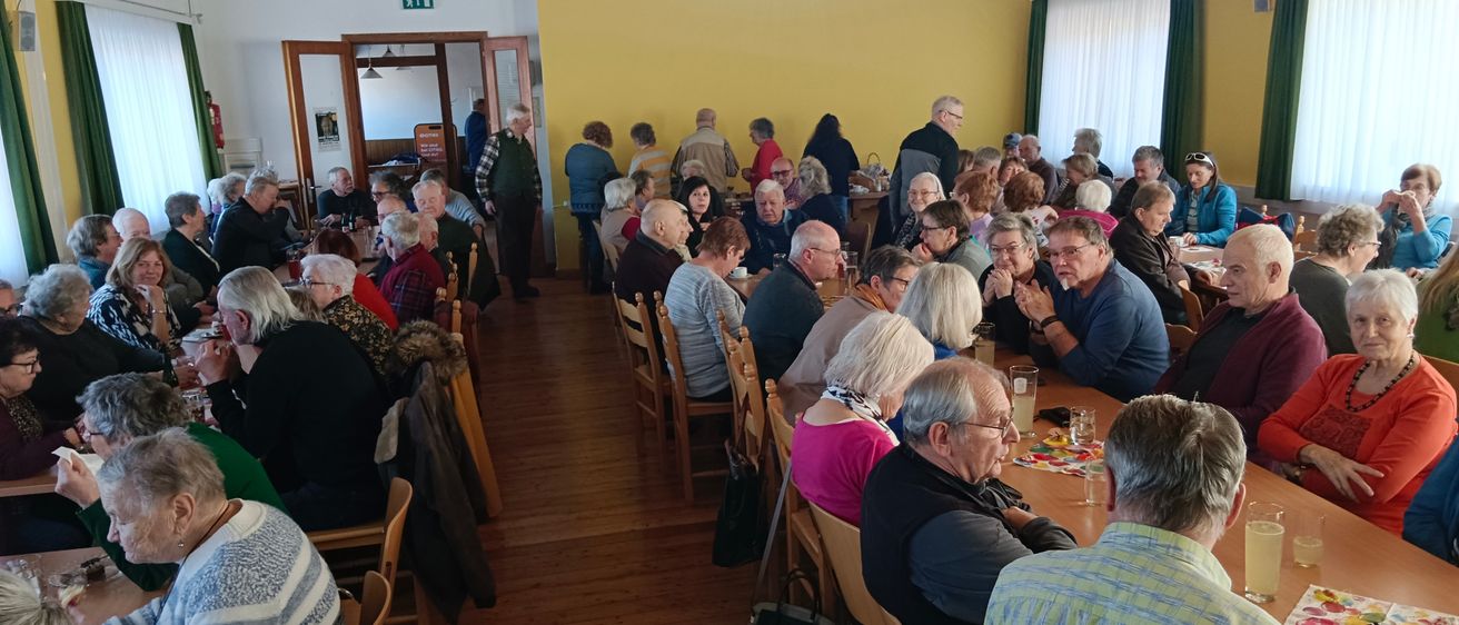 Bild enthält, People, Person, Cafeteria, Indoors, Restaurant, Adult, Female, Woman, Male, Man