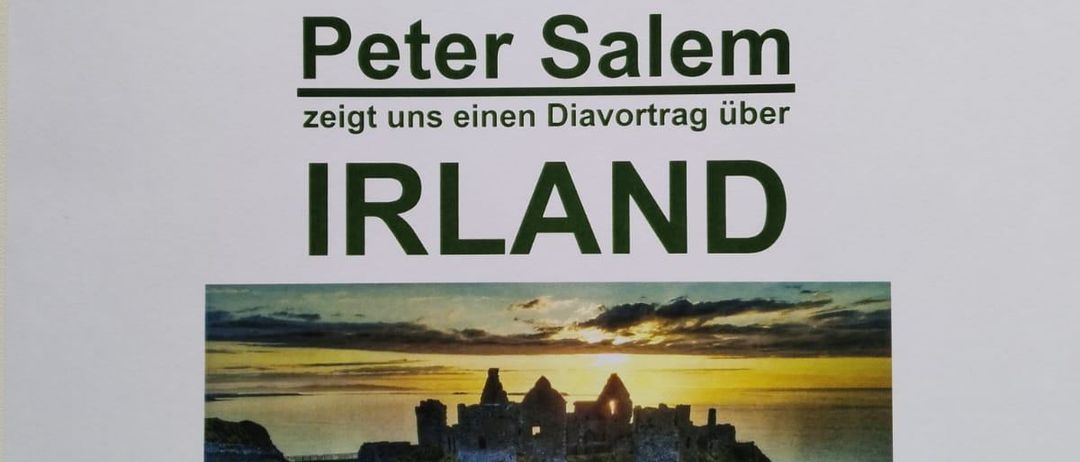 Ein Plakat zeigt ein Foto einer Burg auf einer Klippe in Irland, mit einem Vortrag von Peter Salem über Irland am 5. Mai 2026 um 15.00 Uhr.