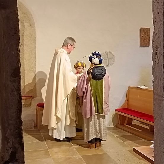 Bild enthält, Person, Adult, Female, Woman, Clothing, Coat, Face, Head