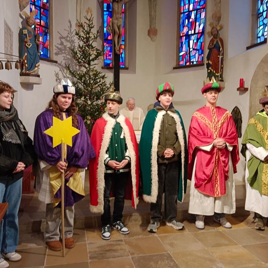 Bild enthält, Altar, Person, Priest, Adult, Female, Woman, Coat, Bishop, People, Shoe