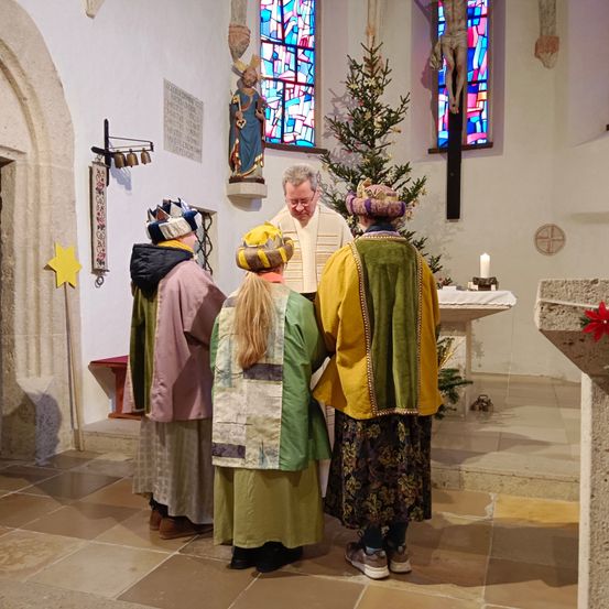 Bild enthält, Flower, Flower Arrangement, Flower Bouquet, Altar, Adult, Female, Person, Woman, Cross, Man