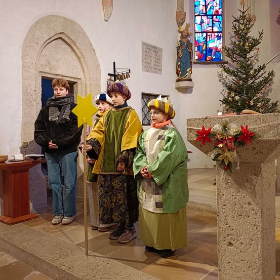 Bild enthält, Altar, Flower Arrangement, Adult, Female, Person, Woman, Boy, Male, Teen, Flower Bouquet
