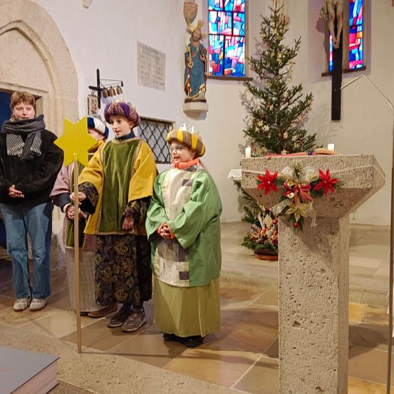 Bild enthält, Flower Arrangement, Altar, Flower Bouquet, Person, Adult, Male, Man, Female, Woman, Jacket