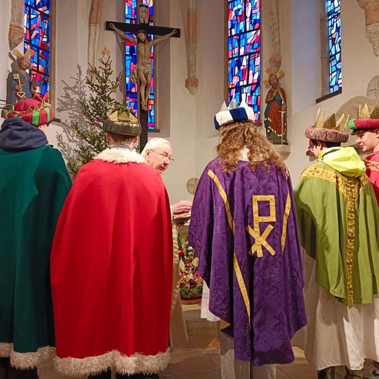 Bild enthält, Altar, Adult, Female, Person, Woman, Bride, Cross, Fashion, Face, Priest