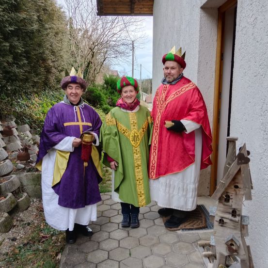 Bild enthält, Path, Walkway, Flagstone, Slate, Adult, Female, Person, Woman, People, Man