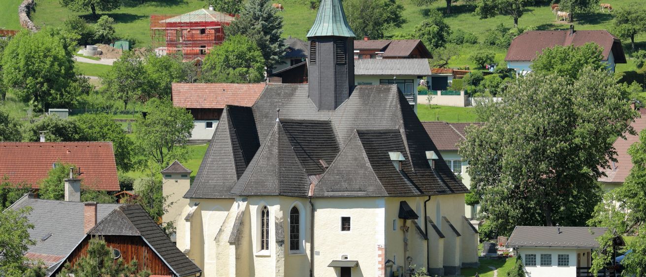 Bild enthält, Building, Spire, Tower, House, Housing, Roof, Outdoors, Nature, Countryside, Cow