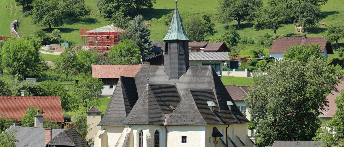 Bild enthält, Building, Spire, Tower, House, Housing, Roof, Outdoors, Nature, Countryside, Cow