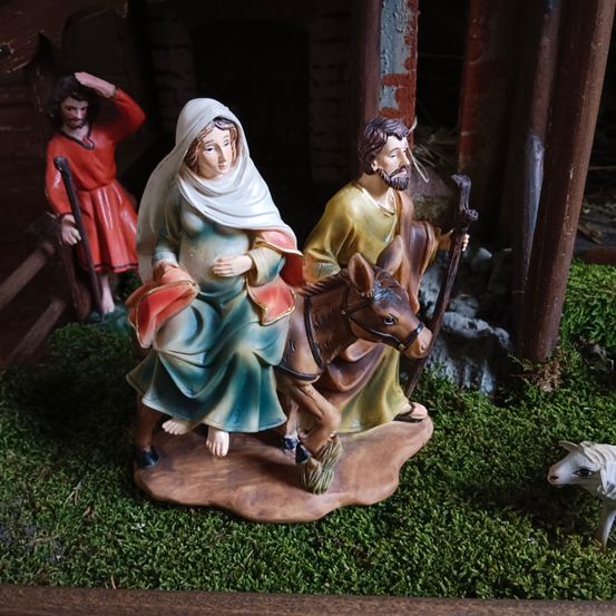 Bild enthält, Figurine, Adult, Female, Person, Woman, Face, Head, Art, Cow, Sheep