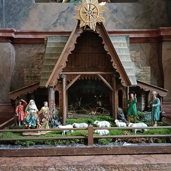 Bild enthält, Flower, Flower Arrangement, Plant, Flower Bouquet, Altar, Prayer, Person, Cross, Sheep, Face