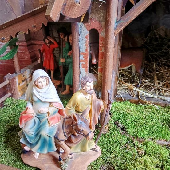 Bild enthält, Figurine, Adult, Female, Person, Woman, Face, Wood, Plant, Pottery, Art