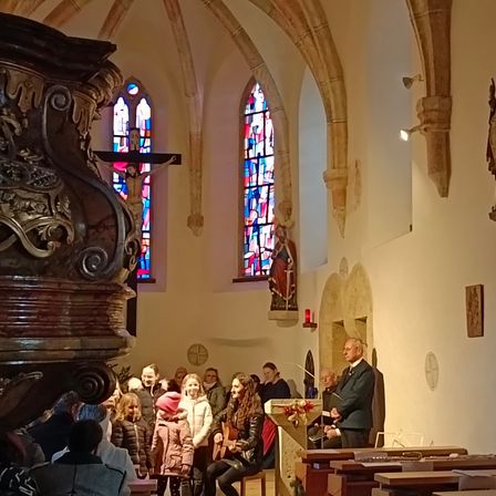 Bild enthält, Indoors, Prayer, Building, Chapel, Church, Person, Adult, Male, Man, Face