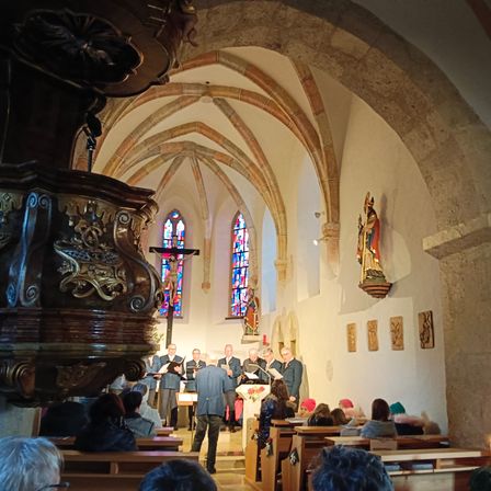 Bild enthält, Adult, Female, Person, Woman, Altar, Building, Prayer, Indoors, Chapel, Candle