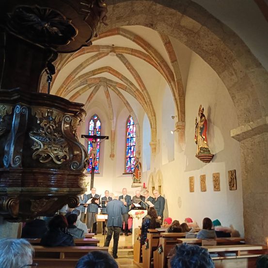 Bild enthält, Adult, Female, Person, Woman, Altar, Building, Prayer, Indoors, Chapel, Candle