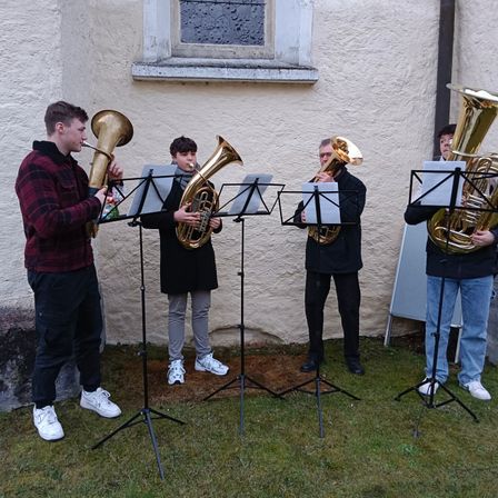 Bild enthält, Horn, Musical Instrument, Tuba, Person, Boy, Male, Teen, Group Performance, Jeans, Shoe