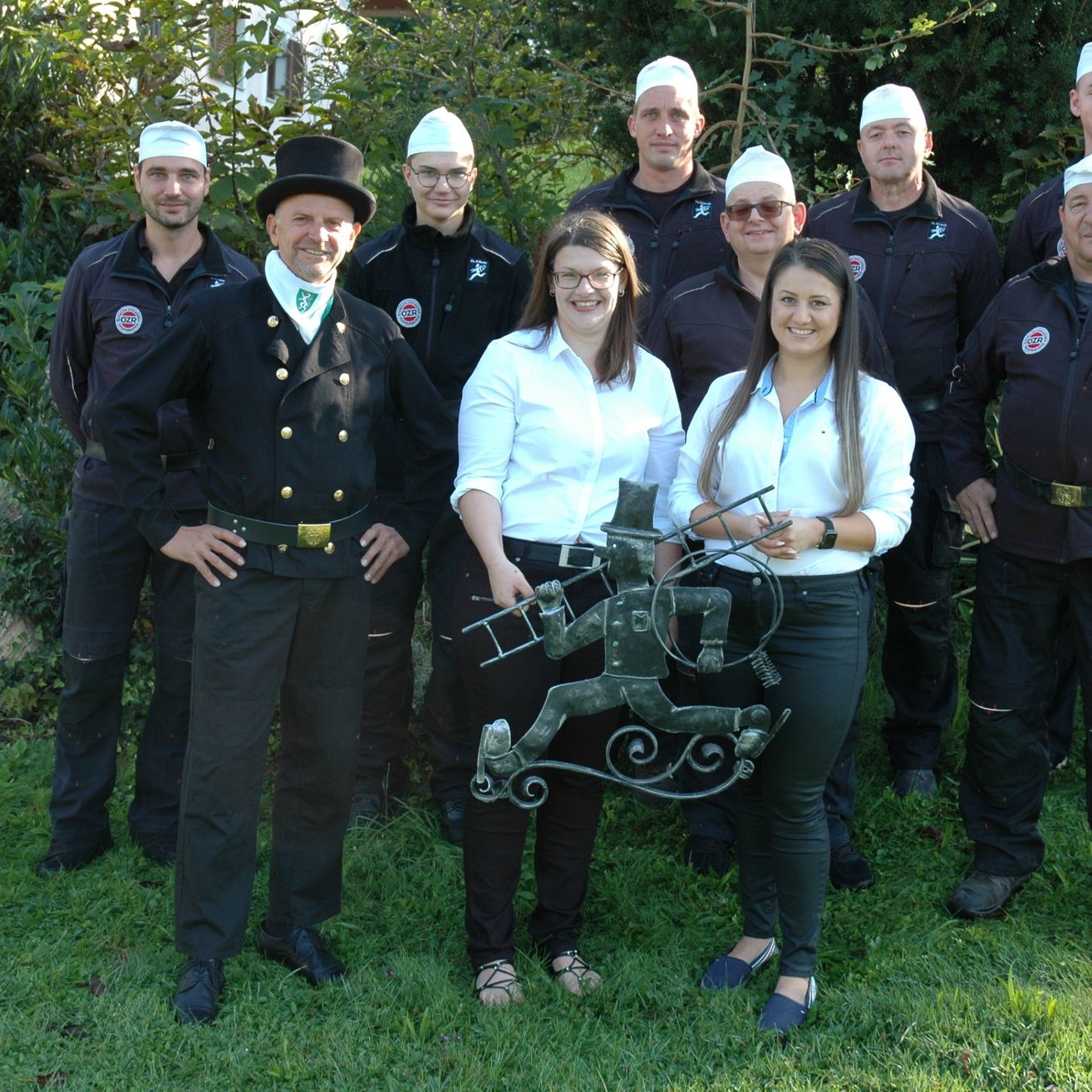 Bild enthält, People, Person, Pants, Grass, Adult, Male, Man, Female, Girl, Teen