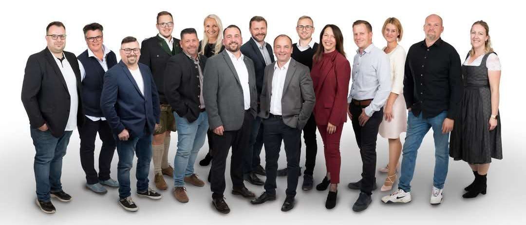 Bild enthält, Groupshot, Person, People, Adult, Male, Man, Jeans, Suit, Coat, Shoe