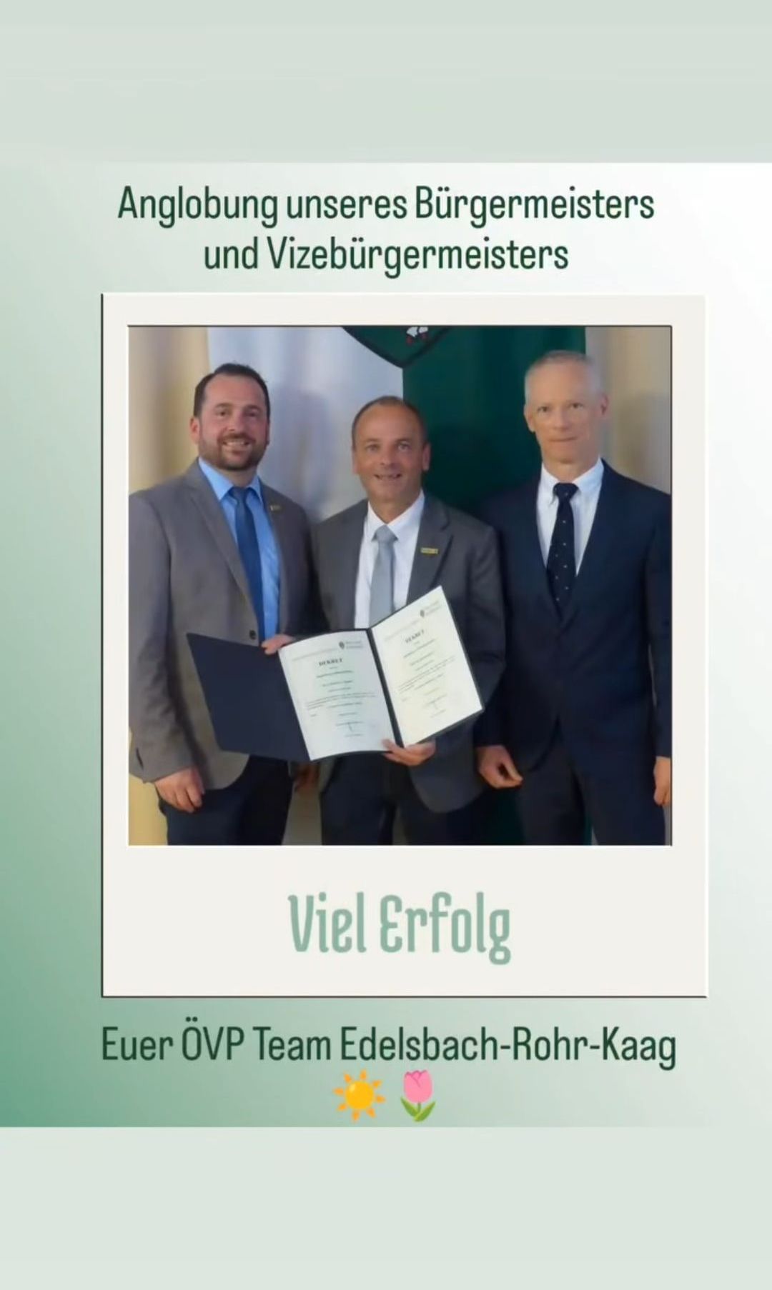 Drei Männer in Anzügen halten ein Zertifikat und lächeln für ein Foto vor einem grünen Hintergrund mit den Worten 'Viel Erfolg' unten.