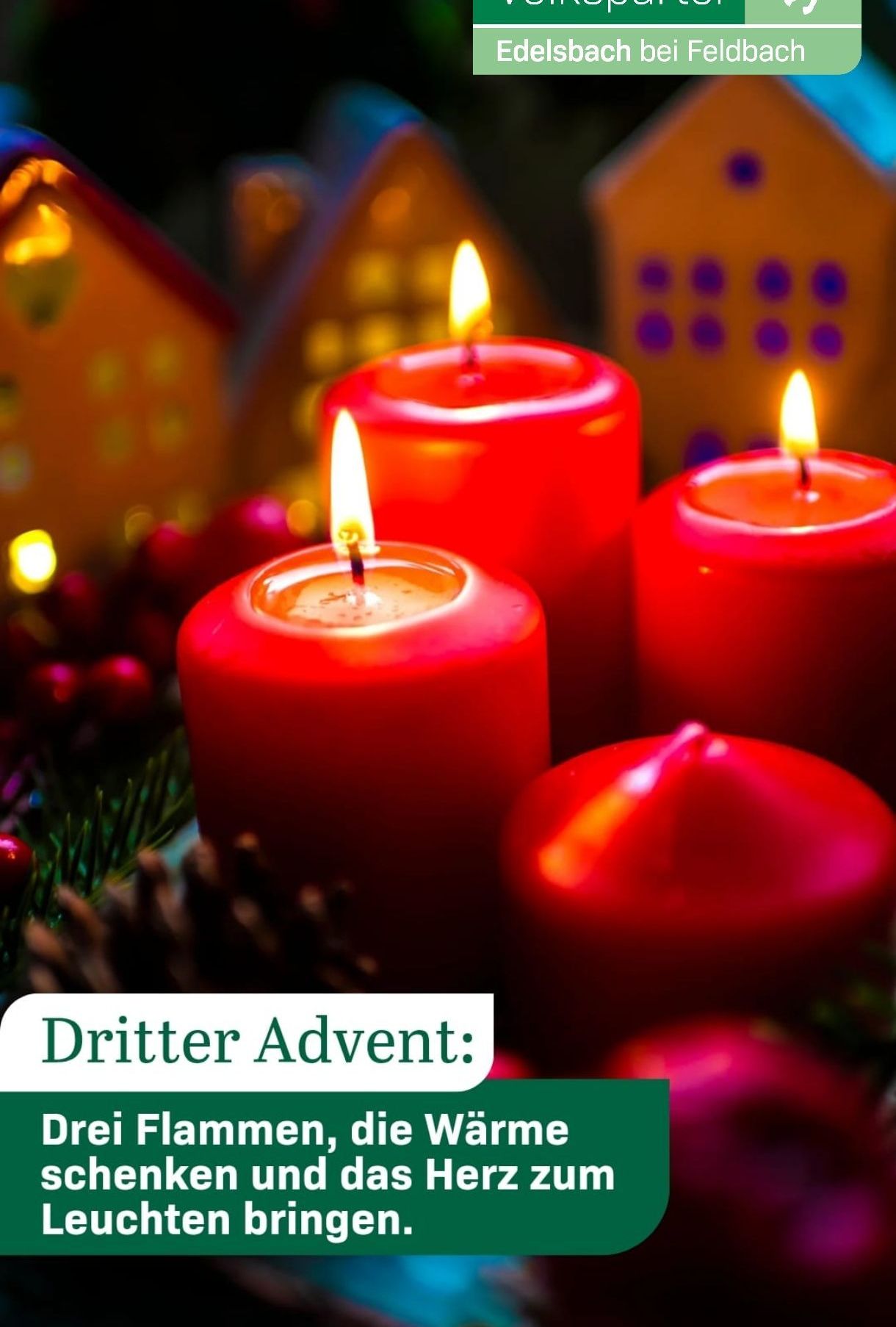Drei rote Kerzen sind in einem festlichen Ambiente angezündet, umgeben von Tannenzapfen und Weihnachtsdekoration. Unten sind die Worte 'Dritter Advent' zu sehen.