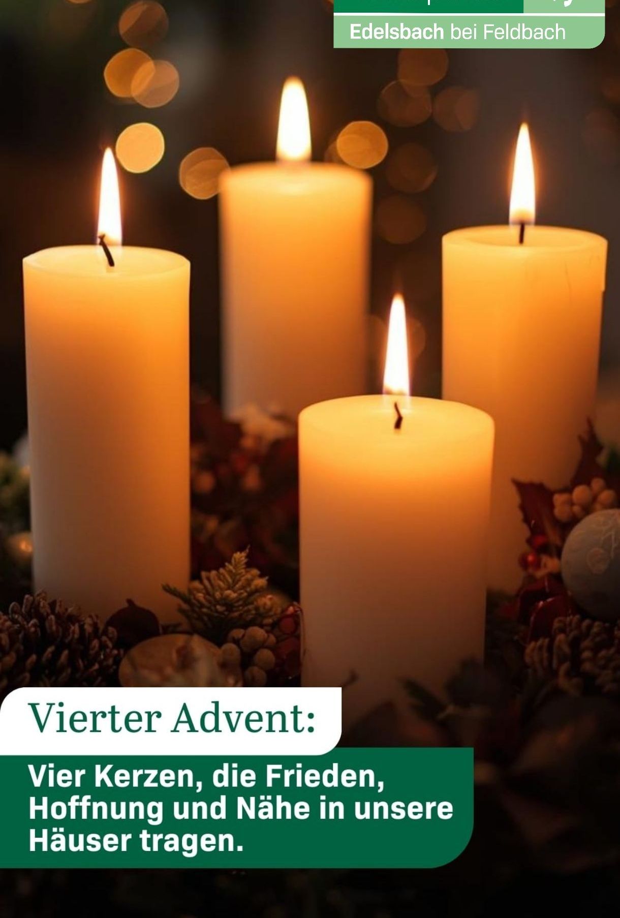 Vier brennende Kerzen sind in einem Kreis mit Tannenzapfen und Stechpalmenblättern angeordnet. Unten steht in Deutsch 'Vierter Advent'.