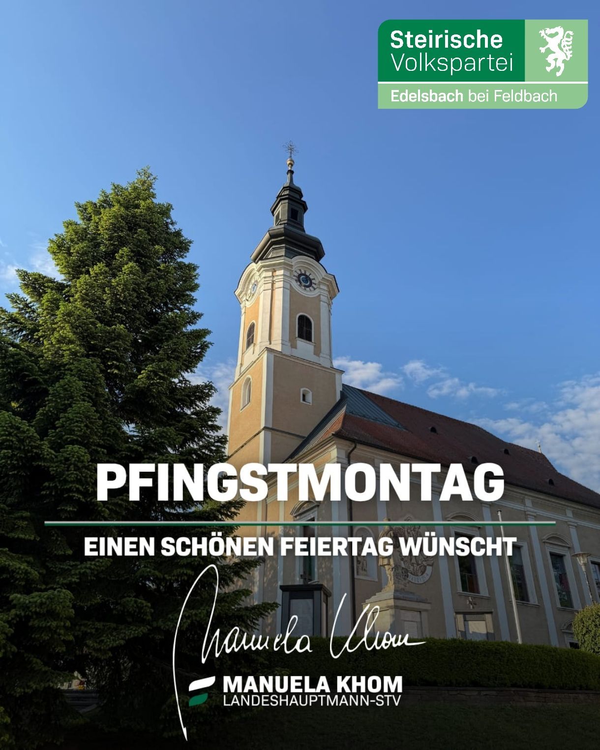 Ein Kirchturm mit einer Uhr steht vor einem blauen Himmel. Es heißt 'Pfingstmontag' und wünscht allen einen schönen Feiertag. Das Bild zeigt auch einen Baum und ein grünes Schild.