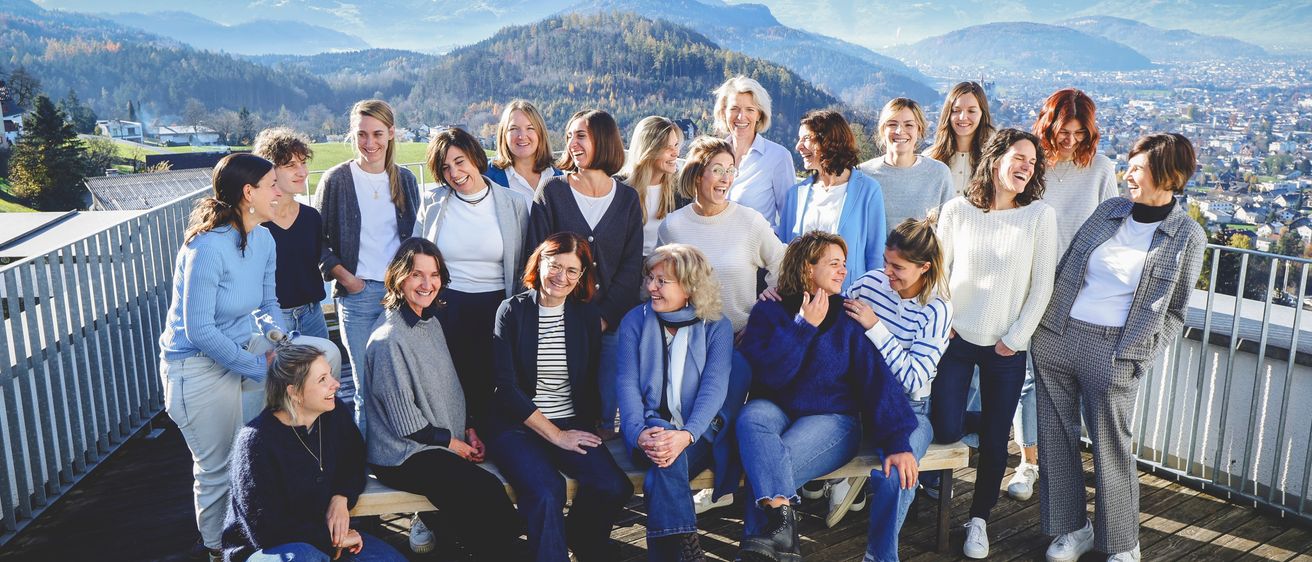 Bild enthält, Groupshot, Person, People, Pants, Adult, Female, Woman, Girl, Teen, Shoe