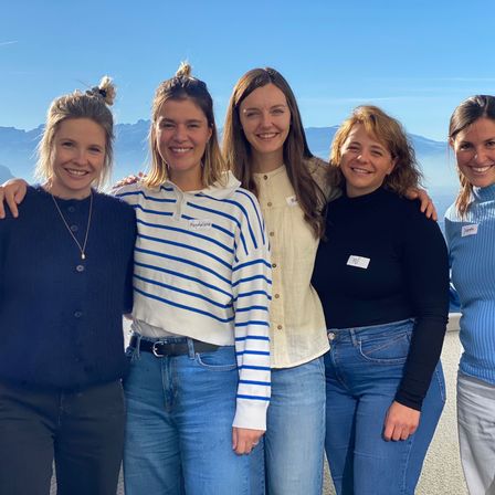 Bild enthält, Adult, Female, Person, Woman, Pants, Groupshot, Belt, Necklace, Face, Head