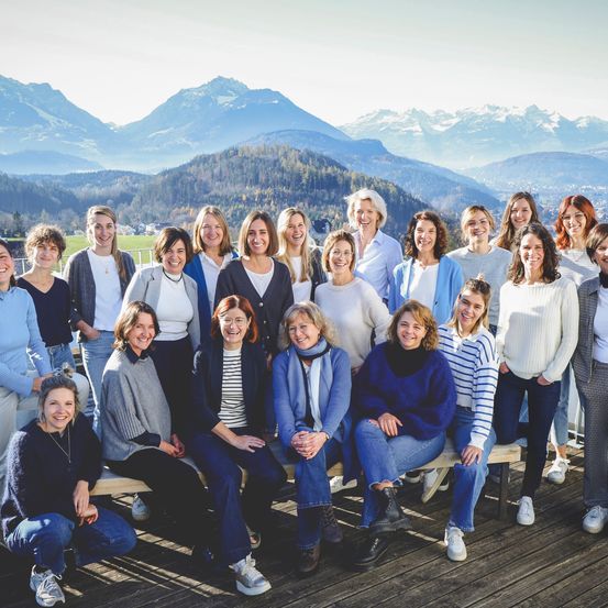 Bild enthält, Groupshot, Person, People, Female, Girl, Teen, Adult, Woman, Shoe, Jeans