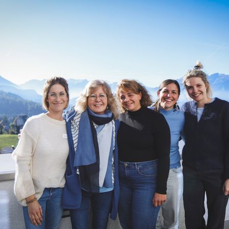 Bild enthält, Pants, Groupshot, Person, Face, Smile, Jeans, Adult, Female, Woman, People